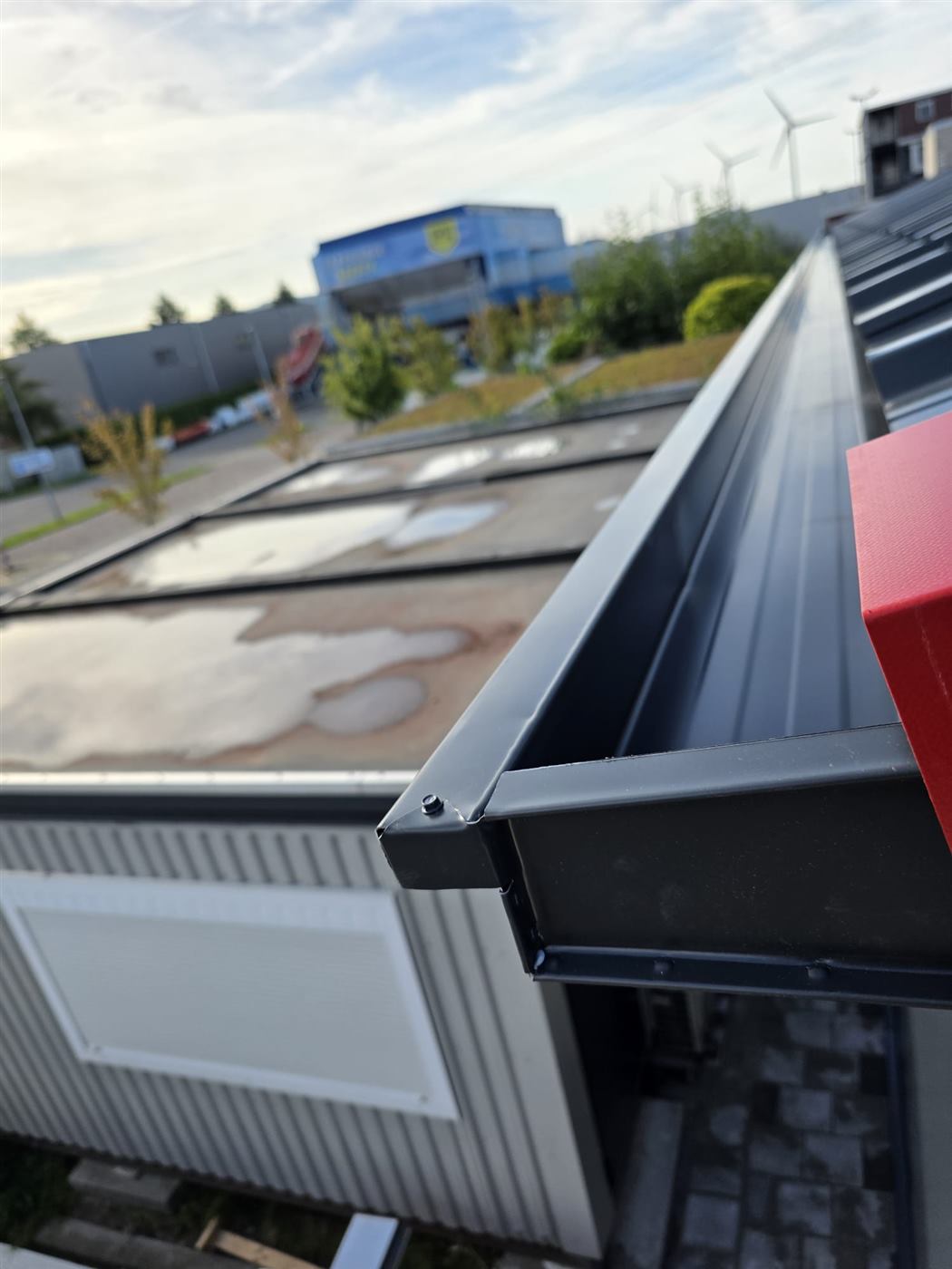 Detailopname van een aluminium gootbocht en afwerking