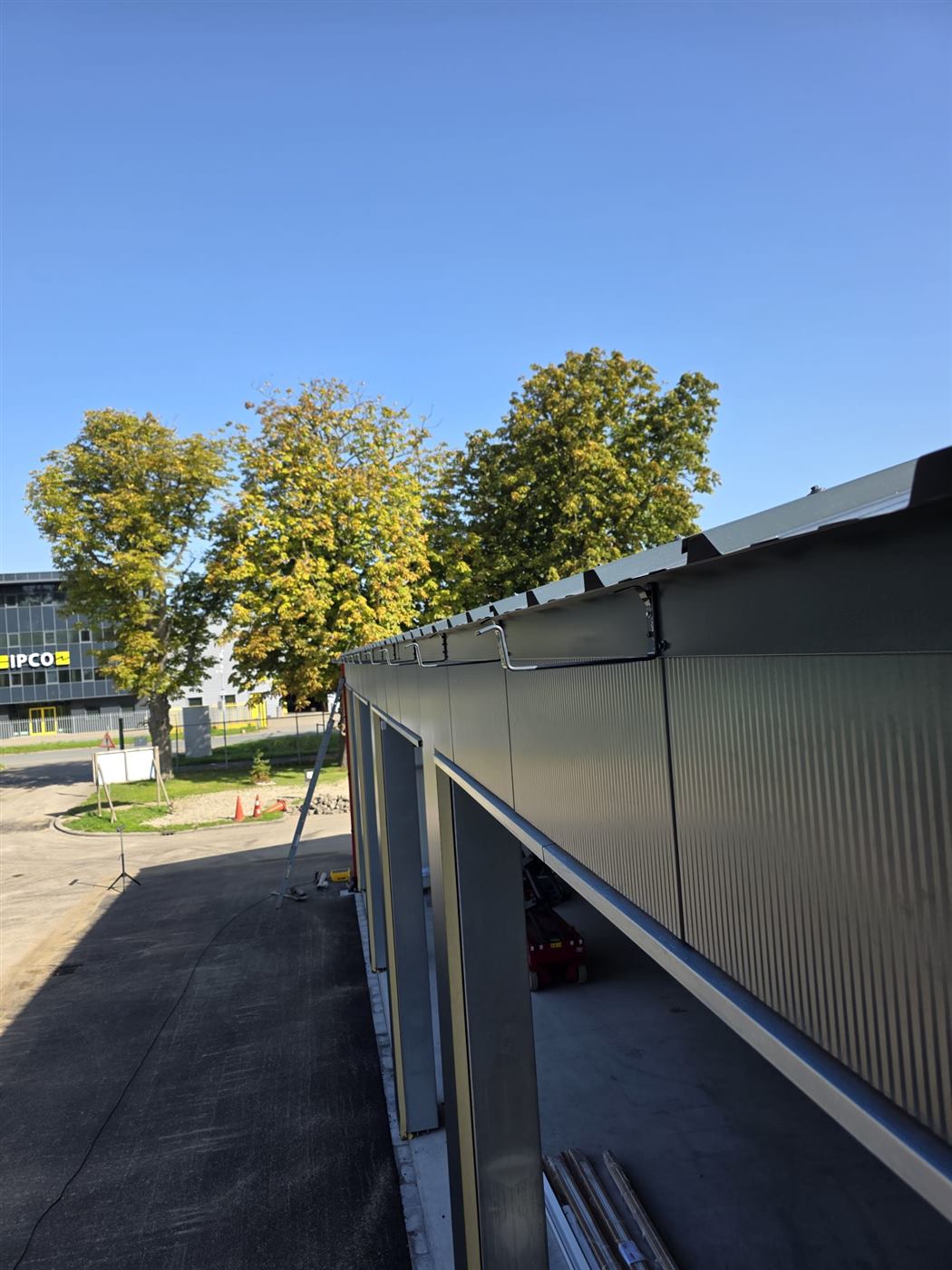 Afgerond eindresultaat van een gemonteerde aluminium dakgoot