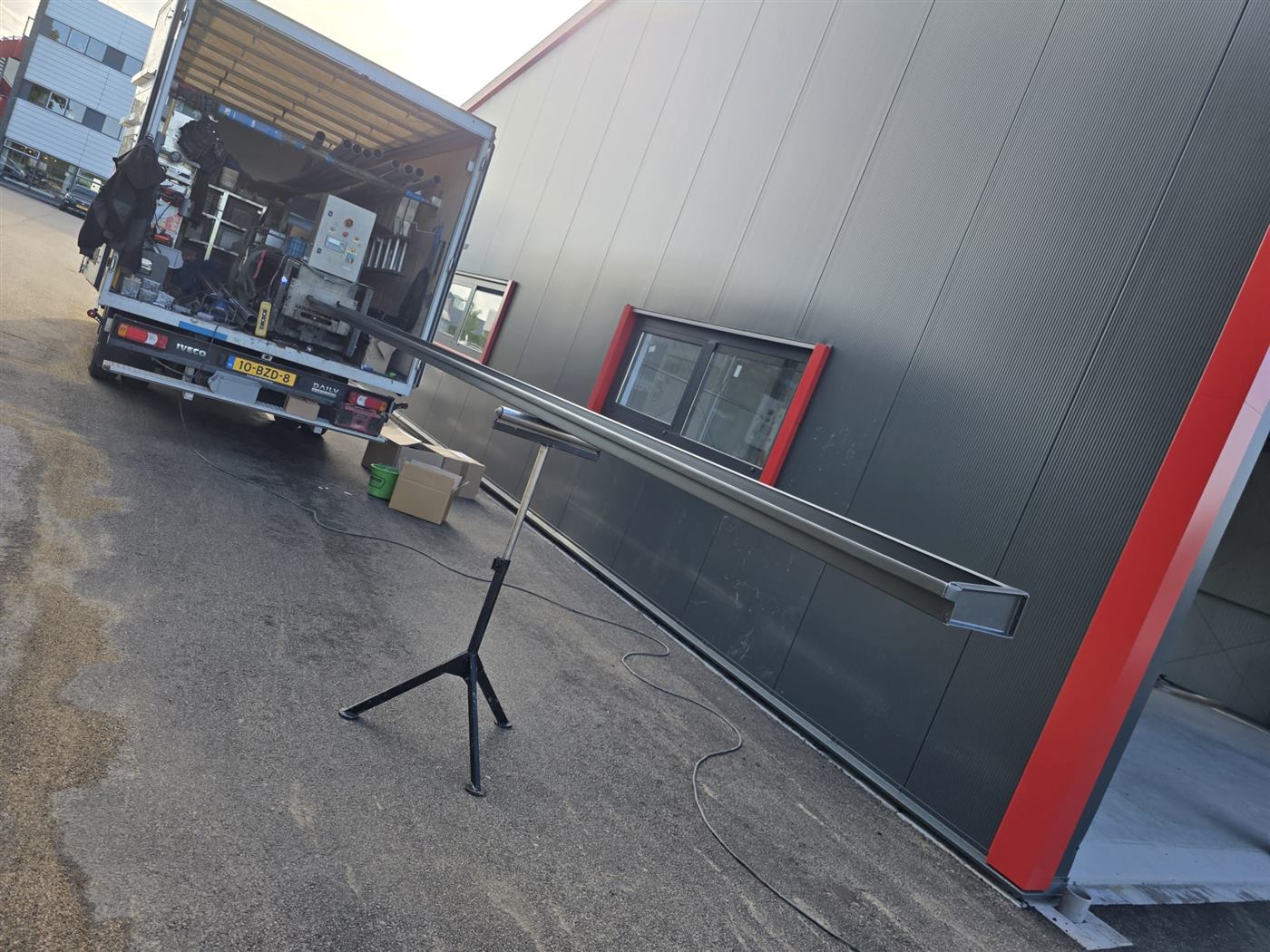 Mobiele profileermachine die op locatie een naadloze aluminium dakgoot vervaardigt