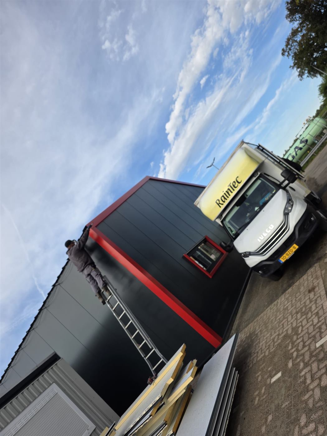 RainTec bedrijfsbus op locatie bij een project